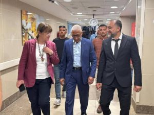محافظ شمال سيناء ووفد الحكماء بالامم المتحدة يزورون المرضى الفلسطينيين بمستشفى العريش 