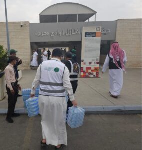 بيئة الطائف تنفذ مبادرة لتوزيع المياه في ميقات قرن المنازل مع جمعية سمو للسقيا