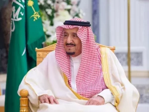 ملك السعودية يقيل 3 مسئولين كبار من مناصبهم 
