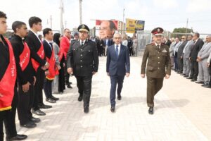 محافظ بني سويف يضع إكليل الزهور على النُصب التذكاري للشهداء بمناسبة العيد القومي للمحافظة 