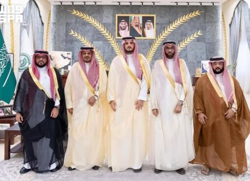 محافظ الطائف يستعرض