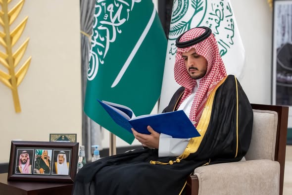 محافظ الطائف يستعرض