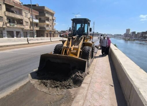 رئيس كفر الدوار ستمرار حملة النظافة ورفع الأتربة بطريق محور المحمودية بكفر الدوار