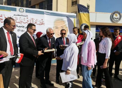 بالصور رئيس جامعة المنيا يستقبل الطلاب بالهدايا والترحيب 