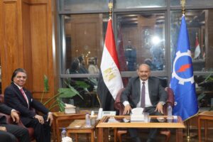 محافظ السويس يكرم الدكتور جمال شعبان ويهديه درع المحافظة