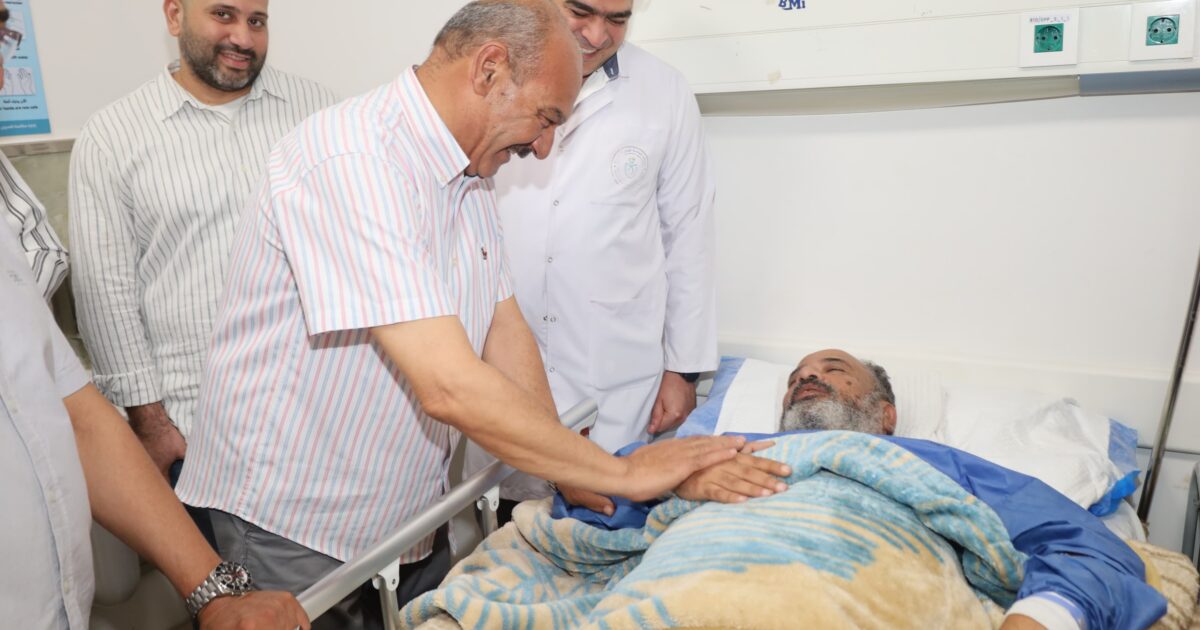 محافظ السويس يزور المجمع الطبي للإطمئنان على صحة معلم أصيب أثناء تجهيز مدرسته للعام الدراسي الجديد