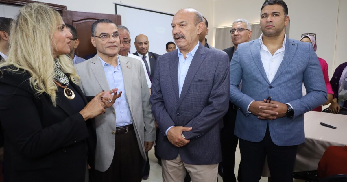 في اجتماع موسع مع رؤساء الأحياء.. محافظ السويس يوجه: التواجد الميداني وسرعة الاستجابة لشكاوى المواطنين أولوية قصوى