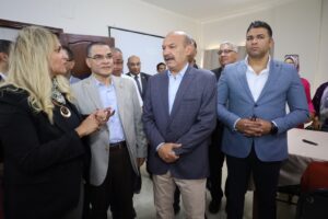 في اجتماع موسع مع رؤساء الأحياء.. محافظ السويس يوجه: التواجد الميداني وسرعة الاستجابة لشكاوى المواطنين أولوية قصوى