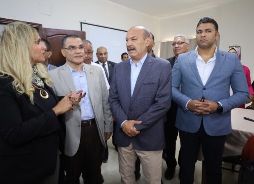 في اجتماع موسع مع رؤساء الأحياء.. محافظ السويس يوجه: التواجد الميداني وسرعة الاستجابة لشكاوى المواطنين أولوية قصوى
