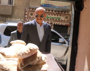 جولة مفاجئة.. محافظ السويس يفاجئ مخابز حي السويس والأربعين لمتابعة جودة رغيف الخبز