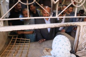 جولة مفاجئة.. محافظ السويس يفاجئ مخابز حي السويس والأربعين لمتابعة جودة رغيف الخبز