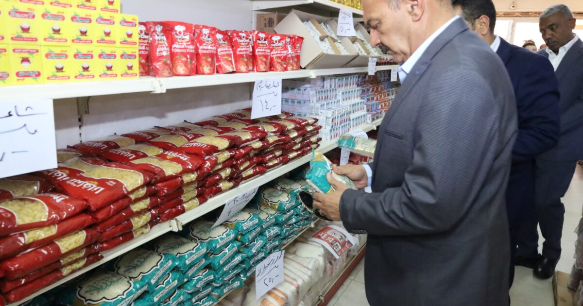 تنفيذا لتوجيهات القيادة السياسية.. محافظ السويس يتفقد "دلتا ماركت
