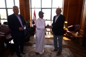 برعاية الرئيس السيسي.. محافظ السويس يسلم خمسة مواطنين منح العمرة المجانية من صندوق تحيا مصر