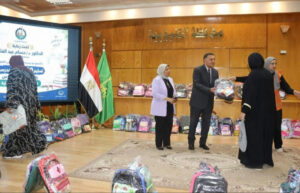 محافظ القليوبية يسلّم 400 شنطة مدرسية ومستلزمات دراسية لـ100 أسرة من الأولى بالرعاية