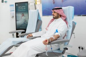 محافظ الطائف يترجم دعمه للحملة الوطنية بالتبرع بالدم