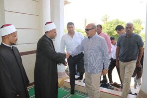 محافظ السويس اللواء أ ح/ هاني رشاد  يؤدى صلاة الجمعة بمسجد بدر