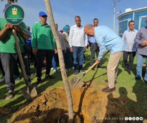 ضمن المبادرة الرئاسية لزراعة 100 مليون شجرة.. وزيرة التنمية المحلية والبيئة تتابع بدء توريد وزراعة 4800 شجرة لمحافظة السويس
متابعة محمود بكر
أعلنت الدكتورة منال عوض وزيرة التنمية المحلية والبيئة عن بدء توريد وزراعة 4800 شجرة بمحافظة السويس ضمن المرحلة الخامسة من المبادرة الرئاسية زراعة 100 مليون شجرة.
- الأصناف المستهدفة بونسيانا وجاكراندا وتيكوما بارتفاع يصل 4 أمتار وقطر 3 إلى 3.5 بوصة وفق المواصفات الفنية
- المواقع تشمل الطرق والمحاور الرئيسية وحدائق حي الأربعين وحدائق الجلاء وحدائق شارع صلاح نسيم وحدائق ميدان مصر وحدائق شارع الجلاء بالجزيرة الوسطى والحدائق العامة
- تشمل 3 مدارس هي محمد حافظ الابتدائية بحي السويس والمتفوقين STEM بعتاقة والسويس الحديثة بنات لتعزيز الوعي البيئي وترسيخ ثقافة الحفاظ على الأشجار
- الهدف تحقيق أثر بيئي مستدام يشعر به المواطن مع مراعاة الرؤية المرورية وسلامة المشاة ومتابعة الري والرعاية لضمان بقاء الأشجار ونموها
د. منال عوض
"نجاح التشجير لا يرتبط بعدد الأشجار فقط بل بقدرتها على الاستمرار وتحقيق أثر بيئي ملموس"
#وزارة_التنمية_المحلية_والبيئة
#100_مليون_شجرة
ضمن المبادرة الرئاسية لزراعة 100 مليون شجرة.. وزيرة التنمية المحلية والبيئة تتابع بدء توريد وزراعة 4800 شجرة لمحافظة السويس
