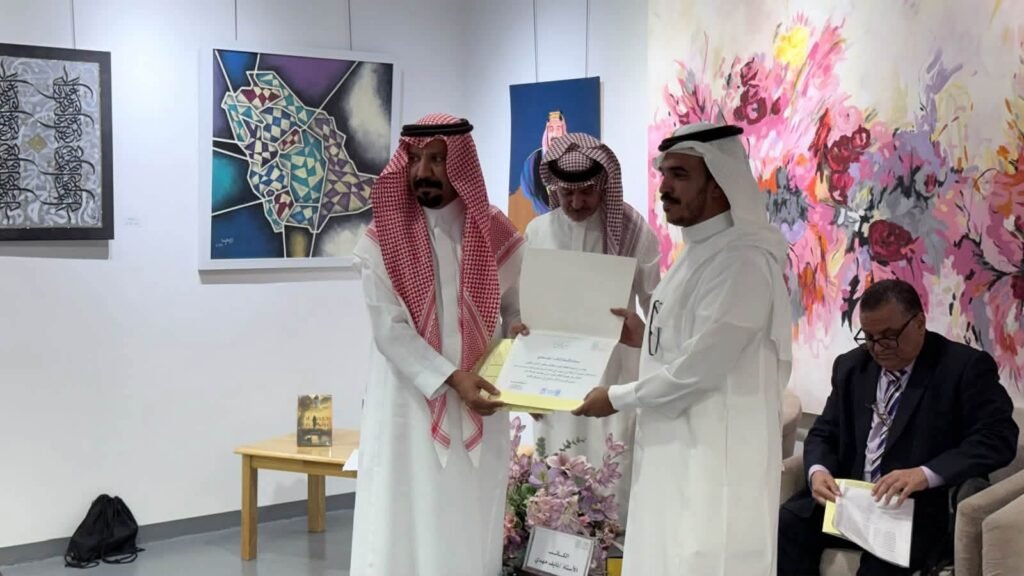بصمات مرتجفة يعانق ارفف المكتبة الأدبية بالطائف