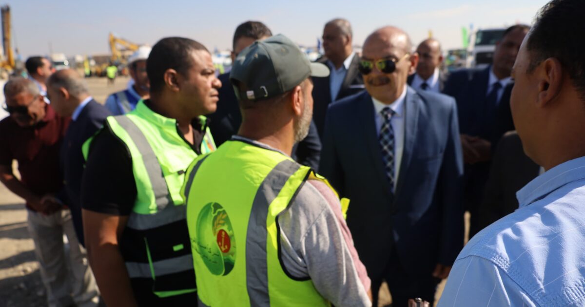 محافظ السويس يتفقد اصطفاف المعدات استعداداً لمجابهة الأزمات والكوارث الطبيعية