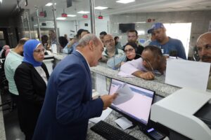 محافظ السويس يتفقد المركز التكنولوجي ويوجه بسرعة حل شكاوى المواطنين