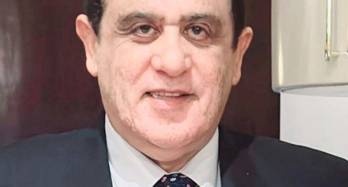 بقلم: المستشار أشرف عمر مصر بلد عمرها ٧٠٠٠٠٠٠٠٠٠ مليون سنة وغزاها اردي المخاليق في الارض ومصر يوجد فيها مخاليق من كل الدول علي مر التاريخ وشعب مفوه في تصنيف نفسة الا انها لم تتميز في يوم من الايام بصناعة المنتجات واقامة المصانع المتطورة فمثلا لم تصنع الطائرات ولم تصنع السيارات ولا تمتلك التكنولوجيا التي يمكن ان تتنافس بها مع الدول الاخري او المثيلة لها كالصين والهند وكوريا ولذلك فان هذا الامر هو سبب التدهور الاقتصادي الذي ورثة الاجيال حتي وصل بنا الحال الي شعب استهلاكي و اسواق مصرية مليئة بالمنتجات البسيطة والرديئة بسبب مستورد وموزع جشع يذهب إلى الصين وغيرها ليختار أسوأ المنتجات لتصنيعها في الصين وبأقل جودة ويقوم بإدخالها الي البلاد وسرقة أموال المصريين بعد تحميل المنتج بكافة الرسوم المطلوبة للدولة وهامش ربح عظيم وإيقاف عجله الصناعة والانتاج في البلاد وهذا بلا شك فيه استنزاف للعملة الصعبة الأجنبية وأموال المصريين وأحجام المصريين عن التصنيع. وعن شراء المنتجات المصرية وذلك لعدة أسباب منها أن المصري يعشق ما هو مستورد ايا كانت جودته ونظافة المنتج الأجنبي في الإخراج النهائي المعروض للمستهلك وانخفاض أسعار المنتج الأجنبي عن المنتج المصري وأسباب أخرى تتعلق بالعمالة وتشابك القوانين وكثرتها وهذا الأمر يحتاج من الدولة إلى أعاده نظر في علاقتها بالمنتج المصري عن طريق معالجه السلبيات والمشاكل التي يمر بها المنتج و وضع قوانين شديدة لحمايته وأن تكون الأولوية لشرائه وتنظيم عمليه الاستيراد وتضيق الخناق عليها بحيث لايتم استيراد ايه منتجات من الخارج يوجد لها بديل مصري والزام المستورد بشراء ماكينات لتصنيعها داخل مصر وتشجيع الاجانب علي التصنيع في مصر عن طريق القنصليات والسفارات في الخارج وتسهيلات ضريبية وتصديرية وبالمقابل ايضا ان تقوم الدوله بتقوية القطاع الصناعي ووضع قواعد سلوك للانتاج الصناعي تضاهي الموجود في العالم يلتزم بها كل المصنعين الذين يعملون علي ارض مصر لصناعه منتجات تنافس بها المنتجات العالمية لانه لايمكن أن تعيش مصر الحديثة علي استيراد الادوات المنزليه او اقلام الطلبه والمحايات او اكسسوارات التلفونات وغيرها من المنتجات التي تلتهم اموال المصريين والعمله الصعبه في البلاد الصناعات البسيطه تحتاج الي اهتمام وحمايه وتشجيع من الدولة والعمل علي تغيير نظرة المصريين للمنتج المصري وتعديل قوانين الحمايه لها وكذلك اعداد برامج لتاهيل الانسان المصري وتحويلة من انسان يعشق الوظيفة والمكاتب والاعمال الهامشية الي عامل منتج انتاج حقيقي يعود علي نفسة وعلي المجتمع بالتقدم الانتاجي والاقتصادي كما فعلت الدول الاخري ان تكون القروض وتخصيص الاراضي للصانع والمنتج الحقيقي الذي ستستفيد منه مصر في التصدير تحويل المناهج الدراسية من مناهج نظرية جافة الي مناهج عملية تساعد في تربية الانسان واعدادة لحياة عملية اكثر انتاجية لان مصر الجديدة تحتاج الآن الي مصانع تنافس بها المنتجات العالميه وتقتحم من خلالها الاسواق الافريقية وغيرها حتي يتسني ادخال عملة صعبه في البلاد وتشغيل العماله المصريةالتي تحتاج الي اعادة تاهيل مرة اخري بعد ربط التعليم بالنشاط الصناعي في البلاد رئيس مصر لا يكل ولا يمل من العمل وافتتاح المدن الجديدة والمشاريع وقد أن الاوان علي الحكومه ان تتخذ اجراءات وقوانين لمنع اغراق السوق بالمنتجات الرديئة وتشديد العقوبات علي الغش التجاري تشجيع المصريين علي الصناعة المحلية