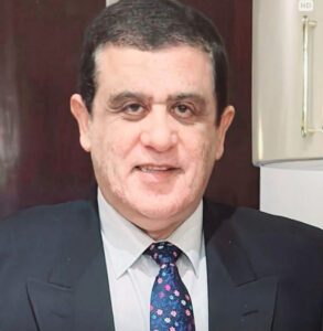 بقلم المستشار اشرف عمرالدستور هو عبارة عن اتفاق بين الشعب والحاكم علي ضمان الحق في العيش الكريم والحريات والعمل والتعليم والعلاج والمساواة وينظم الدستور شؤون الحكم وحماية المال العاموليس كتاب فقهي يدخل فيه كل تفصيلة من تفصيلات الحياة العامة في مصر بما في ذلك تنظيم عمل الهيئات والمؤسسات بما يضيع معها القاريء عند الاطلاع علية ويفقد الدستور اهميتةوهذا الامر هو المتعارف عليه في كل دساتير العالم عدا بريطانيا التي لا يوجد لديها دستور حتي الان وتسير حسب المتواتر عليه احوال شؤون الحكم فيها منذ زمن بعيدو عندما تقرا الدستور المصري تجد انك امام كتاب يشمل مقدمة انشائية وعدة قوانين تنظم شؤون الهيئات والمؤسسات واضاع المواد الاساسية التي ينبغي ان تكون النواة الاساسية لدستور عظيم ينظم شؤون العلاقة بين الحاكم بالمحكوملذلك يتوه فيه القاريء العادي ولا يفهمةً المتعلم وينظر اليه المتخصص انه مواضيع انشائية كتبت بعواطف من كتبوه ومصالحهم لاتصلح ان تكون دستورواعتقد ان كثير من المصريين المعنيين بمواد الدستور الذي يشمل حياتهم لم يقرأوا الدستور ولن يستطيعوا قراءتة او فهم موادةلان الدستور تم كتابته بعواطف من كتبوه وبساطتهم ومصالحهم ولم يراعي فيه الحكمة المقصودة منه كما تراعي الدساتير العالمية ولذلك اعتقد اننا في حاجة الي تشكيل لجنة وليست لجان من متخصصين مصريين في الدستور لديهم رؤيا خارج الصندوق لكي يخرجوا لمصر دستور يليق بمصر والمصريين ويحضرني هنا الاستاذ الدكتور عثمان خليل واللجنه الكويتية التي ساهمت في اعداد دستور دول الكويت وهو من الدساتير البسيطة والمميزة والسهلة والعميقةوان يترك للقوانين في التنظيم الجديد تنظيم شؤون الهيئات والمؤسسات وان يكون واقعي يتناسب مع وضع مصر في المرحلة القادمة والنهج الذي تسير عليه الدولة واهدافها للمرحلة القادمة وان يترك فية المواد الانشائية وان يراعي ان مؤسسات الدولة الحكومية تحتاج الي استقلال وان يترك امرها للقوانينقد يعتقد البعض انني اكتب هذا المقال بهدف فتح مدة الرئاسة الي مدة او مدد اخري وهذا الامر في حقيقتة لا يشكل لدي هاجس اذا ارتضي المصريين استمرار الرئيس عيد الفتاح السيسي لمدة اخري لاستكمال مسيرة النمو في مصر لان مصر بلد كانت تعاني من مشاكل كثيرة وتحدي الرجل بالمصريين هذا الخراب والتجمد الذي كانت تعاني منه مصر واوصلنا الي ما نحن فيه من بناء دولة للاجيال القادمةالدستور يحتاج الي رؤيا يضعها متخصصين وليس الي موظفين وعوام يدعون الخبرة كما حدث في الدستور الحالي لكي يضعوا دستور حديث يتم تفريغ امور كثيرة منه وان يترك تنظيمها للقوانين وان يتم استخلاص رؤيا حديثة من الدساتير العالمية لكي تكون دستور مصر في السنوات القادمةتعديل الدستور المصري
