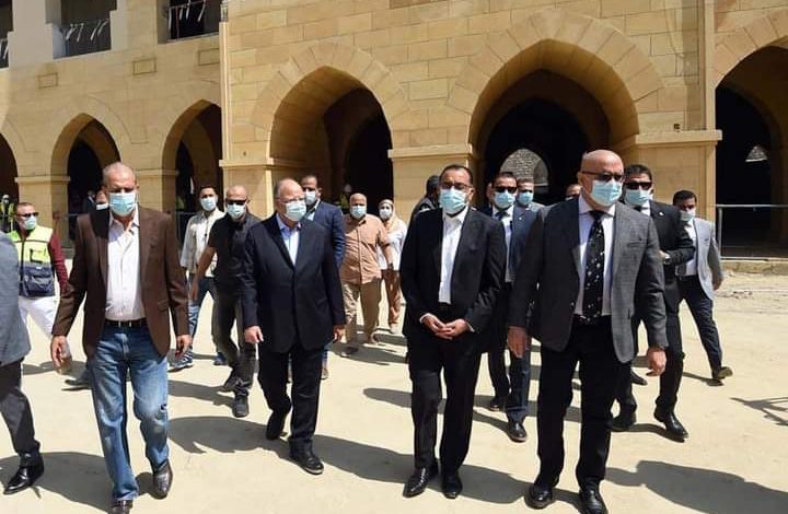 رئيس الوزراء يتفقد سير العمل بمشروع تطوير منطقة سور مجرى العيون