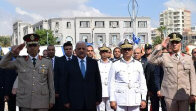 صقر وقائد الجيش الثالث ومديرالامن يضعون أكاليل الزهور على النصب التذكاري