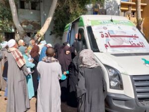 ضمن حياة كريمة  الكشف الطبي علي ١١٩٥ مواطن في قافلة طبية مجانية بنجع حمادي 