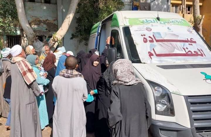 ضمن حياة كريمة  الكشف الطبي علي ١١٩٥ مواطن في قافلة طبية مجانية بنجع حمادي 