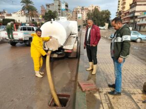 جهود كبيرة ومكثفة لرفع آثار الأمطار بالشوارع والطرق الرئيسية بمراكز ومدن المحافظة.