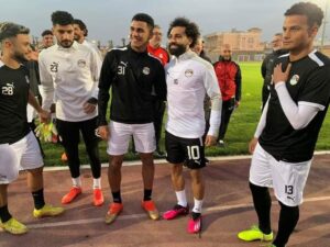 محمد صلاح يؤازر المنتخب الأولمبي قبل مواجهة زامبيا