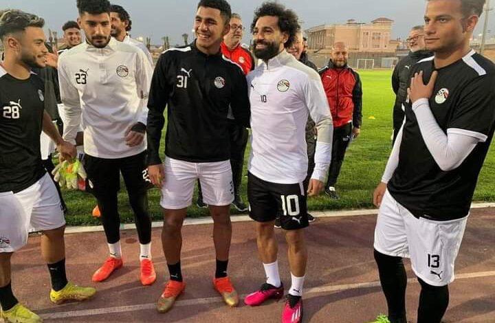 محمد صلاح يؤازر المنتخب الأولمبي قبل مواجهة زامبيا