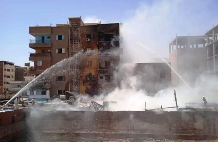 محافظ أسوان يتابع جهود إخماد حريق بـ 19 محل أحذية وملابس و 5 وحدات سكنية بكوم أمبو 