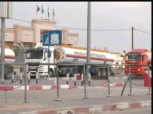 قطاع غزة تلقى أولى الشاحنات المحملة بالوقود منذ اندلاع الحرب
