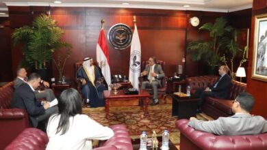 رئيس البرلمان العربي يلتقي مع الرئيس التنفيذي للهيئة العامة للاستثمار والمناطق الحرة
