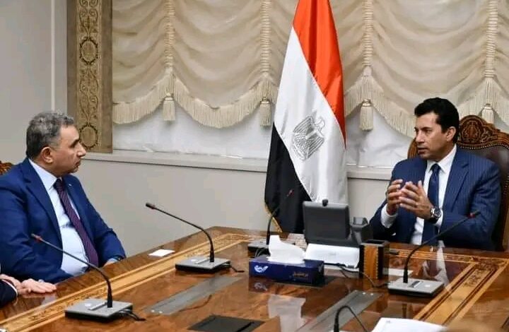 وزير الشباب والرياضة يلتقي رئيس اتحاد العمال المصريين بإيطاليا