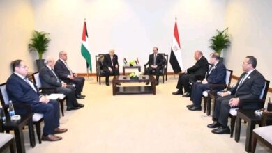 الرئيس الفلسطيني " محمود عباس " يشهد اجتماع مع نظيره المصري