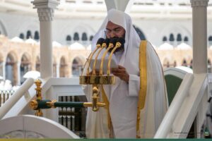 السديس في خطبة الجمعة بالمسجد الحرام : الاسلام نهى عن التوسل بالاموات والأولياء والتمسح بالقبور والمحدثات  