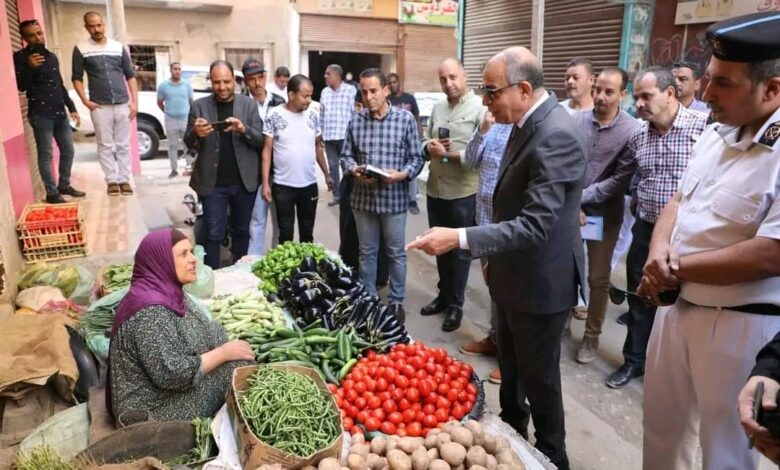 محافظ المنيا يقود حملة تفتيشية مكبرة على أسواق حي غرب وميدان الساعة لضبط الأسعار والاشغالات وسرقة التيار الكهربائى