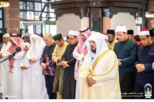 ‏"إمام وخطيب المسجد الحرام فضيلة الشيخ الدكتور ماهر المعيقلي يلقي خطبة الجمعة في مسجد بوترا بماليزيا بحضور آلاف المصلين"