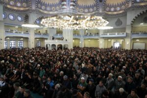 البدير يؤم المصلين في خطبة الجمعة من مسجد السرخسي في بيشكيك: ينصح بأداء الصلاة في أواقتها 