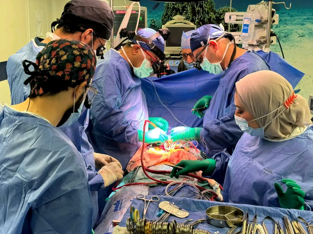 لأول مرة في العالم نجاح عملية جراحية دقيقة ونادرة بمركز جراحة قلب وصدر واوعية دموية بجامعة المنصورة