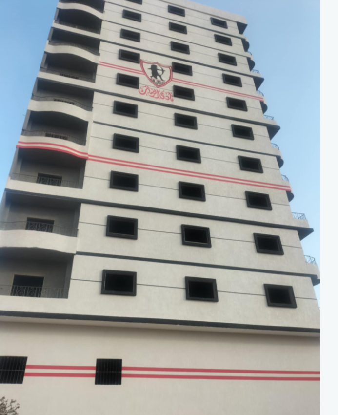 برج سكني كامل يتزين بشعار الزمالك بالشرقيه.