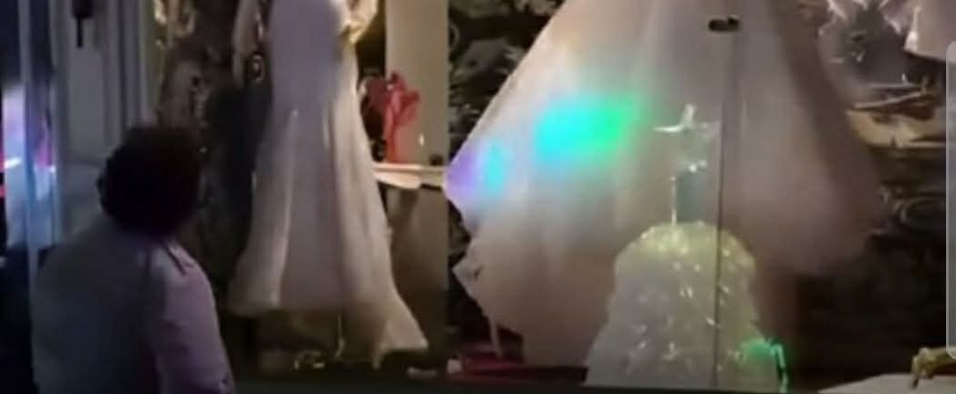 أمام فستان الزفاف فتاة الشرقيه تنعي حبيبها .