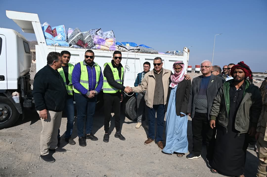 “بنك الكساء المصري” يوزع أغطية وملابس لسكان الوديان والتجمعات البدوية