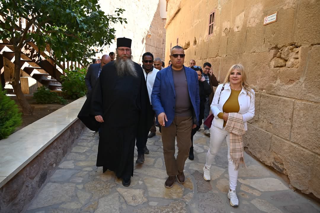 محافظ جنوب سيناء يجري زيارة لدير سانت كاترين ويستعرض مشروع التجلي الأعظم