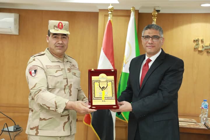 محافظ الجيزة يستقبل قائد قوات الدفاع الشعبى والعسكرى