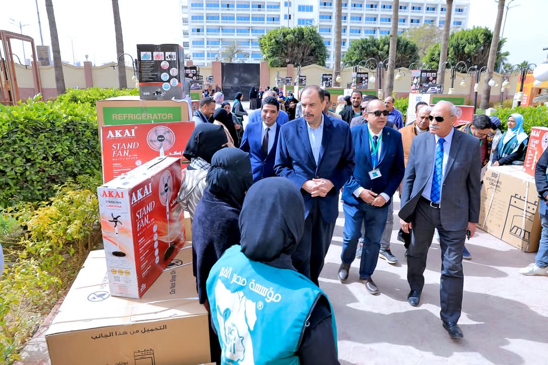 محافظ سوهاج يسلم 14 جهاز عروس للفتيات المقبلات على الزواج من الفئات الأولى بالرعاية