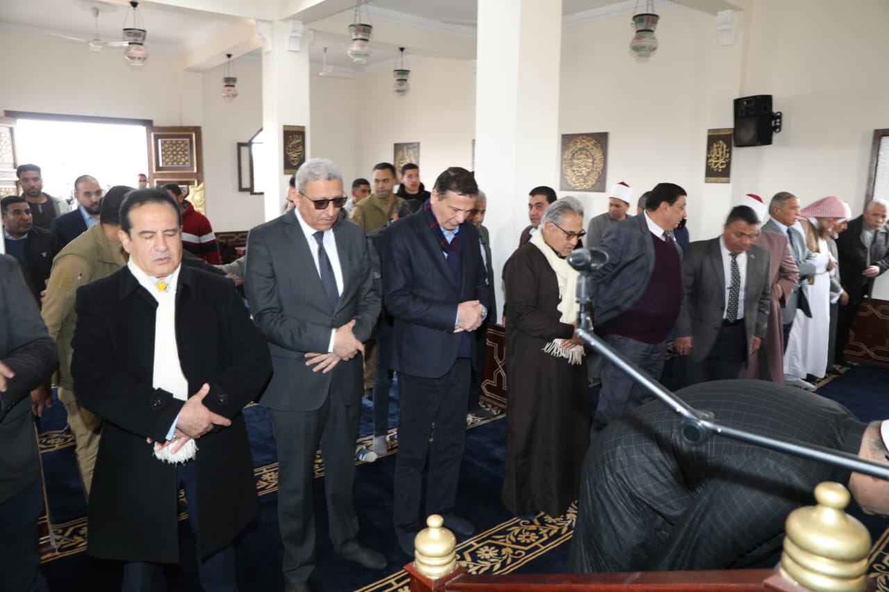 وزير الزراعة يؤدي صلاة الجمعة بمسجد الوهاب الرزاق بإحدى قرى الاستصلاح بالنوبارية